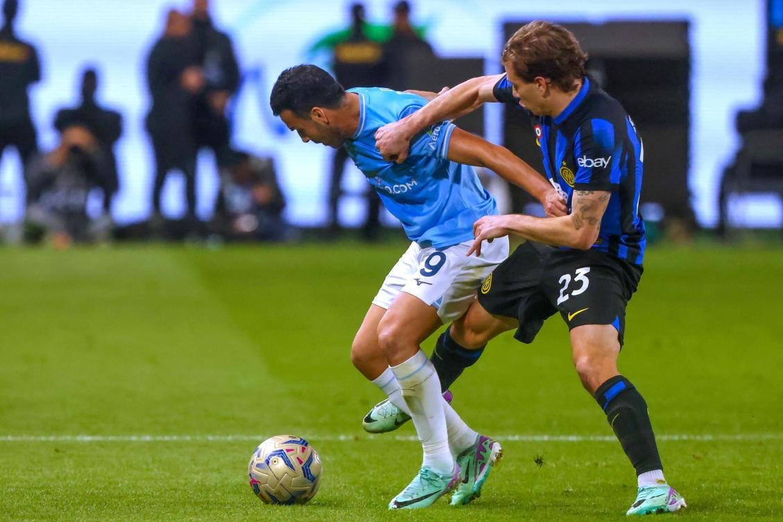 Lazio's Spanish forward #09 Pedro fights for the ball with Inter Milan's Italian midfielder #23 Nicolo Barella during the Italian Super Cup semi-final football match between Inter and Lazio at Al-Awwal Park Stadium in Riyadh, on January 19, 2024. (Photo by Fayez NURELDINE / AFP)