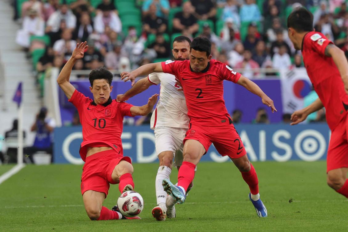 South Korea’s midfielder Lee Jae-sung and defender Lee Ki-je vie for the ball against Jordan’s defender Ehsan Haddad during their Qatar 2023 AFC Asian Cup Group E match at the Al-Thumama Stadium in Doha on Jan. 20, 2024. (AFP)