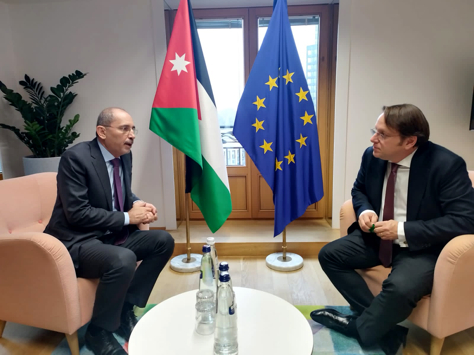 Jordanian FM Ayman Safadi and the EU commissioner for neighborhood and enlargement in Brussels. (Petra)