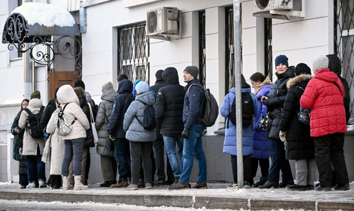 People queue to a campaign headquarters of Boris Nadezhdin, the Civic Initiative Party presidential candidate, to put their signatures in his support in Moscow on January 22, 2024. (AFP)