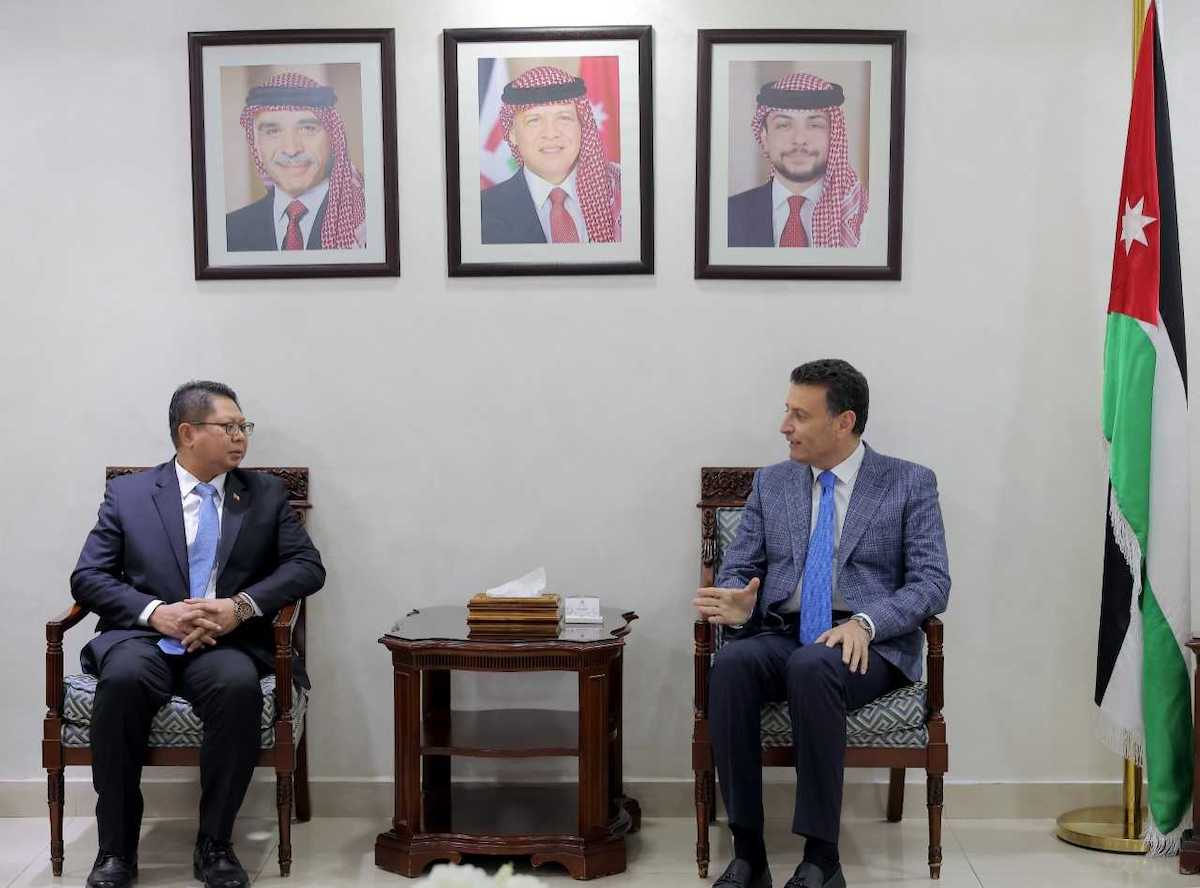 Ahmed Safadi, speaker of Jordan’s House of Representatives, and Malaysian Ambassador Mohamad Nasri Abdul Rahman. (Petra)