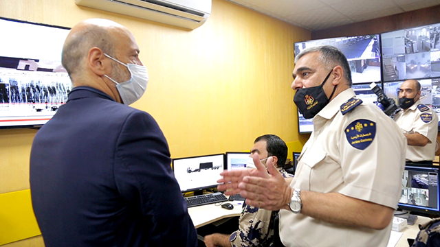Jordan's former Prime Minister Omar Razzaz visits the Jordan Customs Department. (Petra)