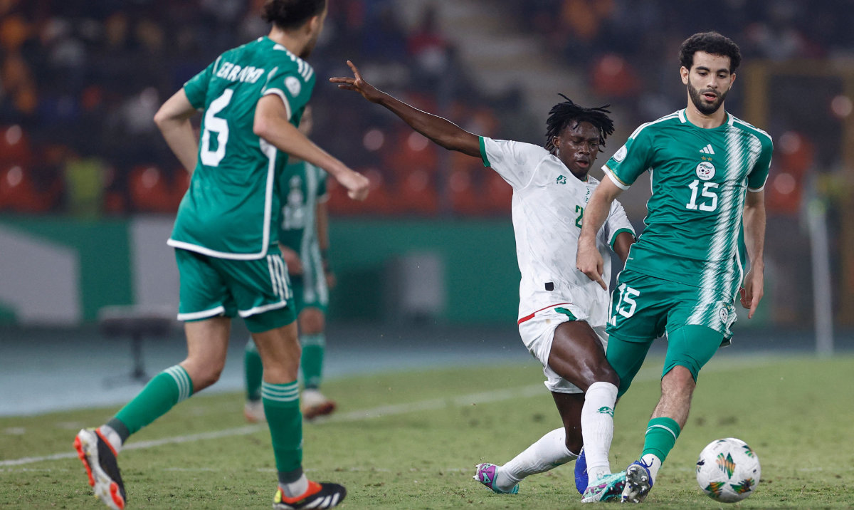 Algeria's defender Rayan Ait-Nouri (R) fights for the ball with Mauritania's defender Ibrahima Keita during the Africa Cup of Nations 2024 group D football match between Mauritania and Algeria at Stade de la Paix in Bouake on January 23, 2024. (AFP)