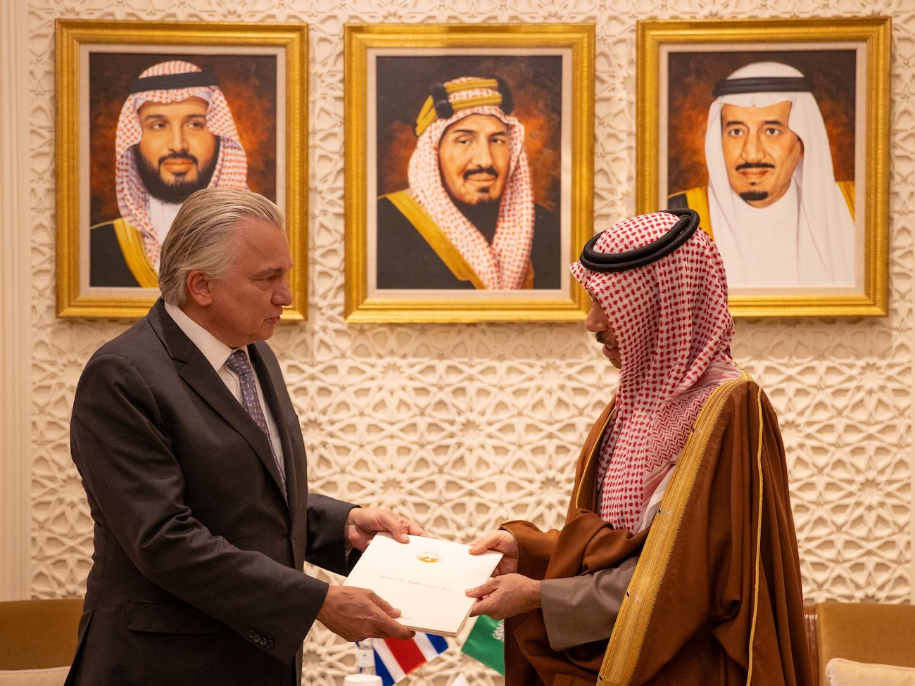 The message is presented to Saudi Foreign Minister Prince Faisal bin Farhan during a meeting with his Costa Rican counterpart Arnoldo Andre Tinoco. (SPA)