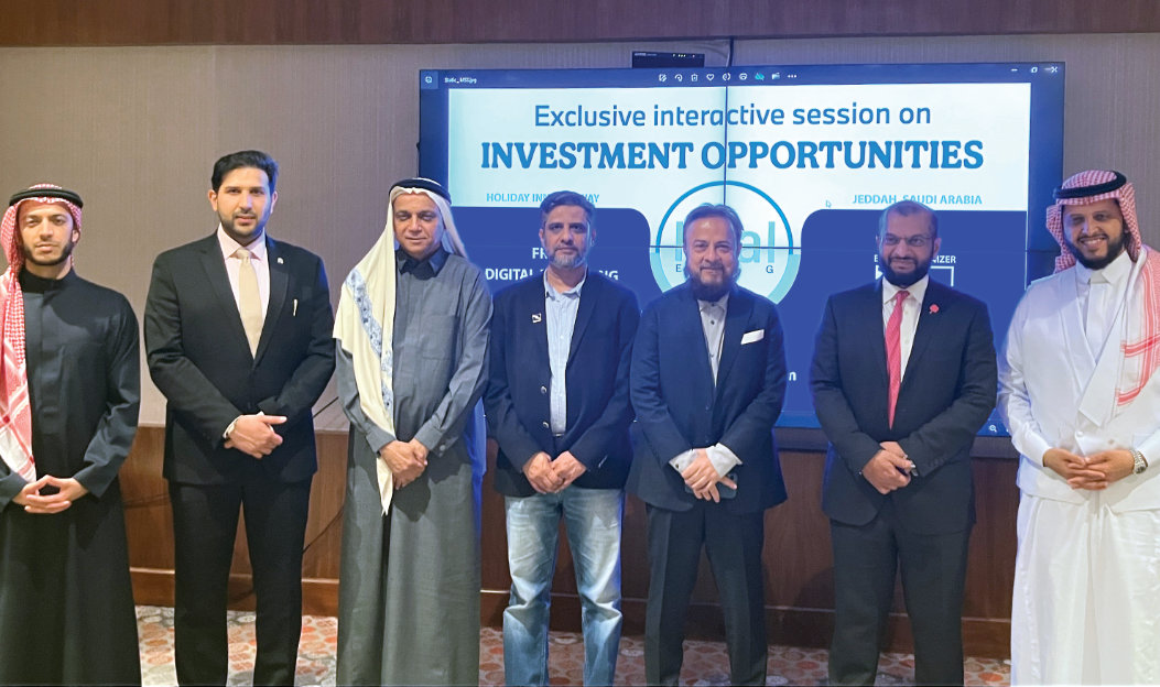Zafar Sarashwala, third right; Irshad Akhtar, second right; Zaheer Muneer, second left; with Zakariya Biladi, center; and other guests at the interactive session in Jeddah recently. (Supplied)