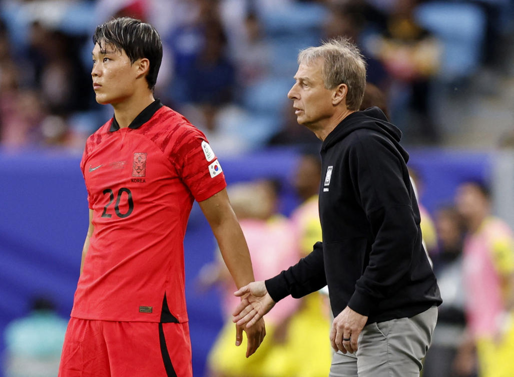 South Korea coach Jurgen Klinsmann and Oh Hyeon-Gyu during the game against Malaysia, Al Janoub Stadium, Al Wakrah, Qatar, Jan. 25, 2024. (Reuters)