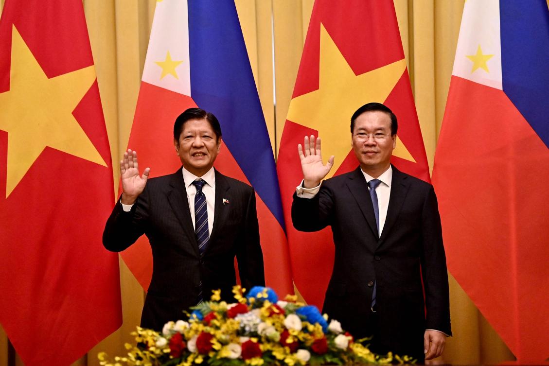 Philippines’ Ferdinand Romualdez Marcos Jr. left, and Vietnam’s President Vo Van Thuong during a welcoming ceremony at the Presidential Palace in Hanoi on Jan. 30, 2024. (AFP)