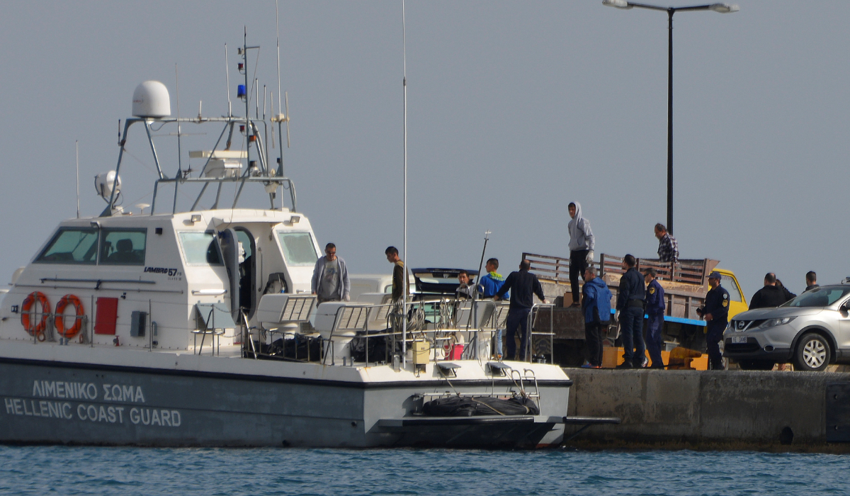 Hellenic Coast Guard officers and locals transfer the bodies of migrants that were drowned when the small boat they were travelling on capsized near the island of Agathonisi, at the port of Pythagoreio on the island of Samos, Greece, March 17, 2018. (REUTERS)