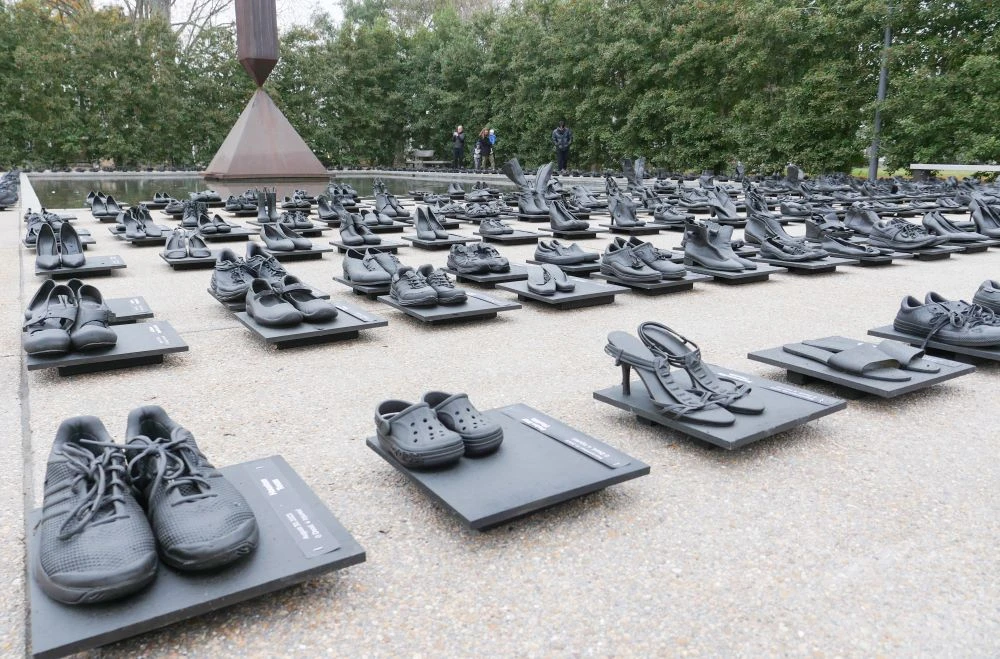 An installation by artist Sandeigh Kennedy of 657 pairs of shoes in memory of the more than 600 mass shootings that occurred in the United States in 2023, Houston, Texas, Jan. 15, 2024. (AFP)