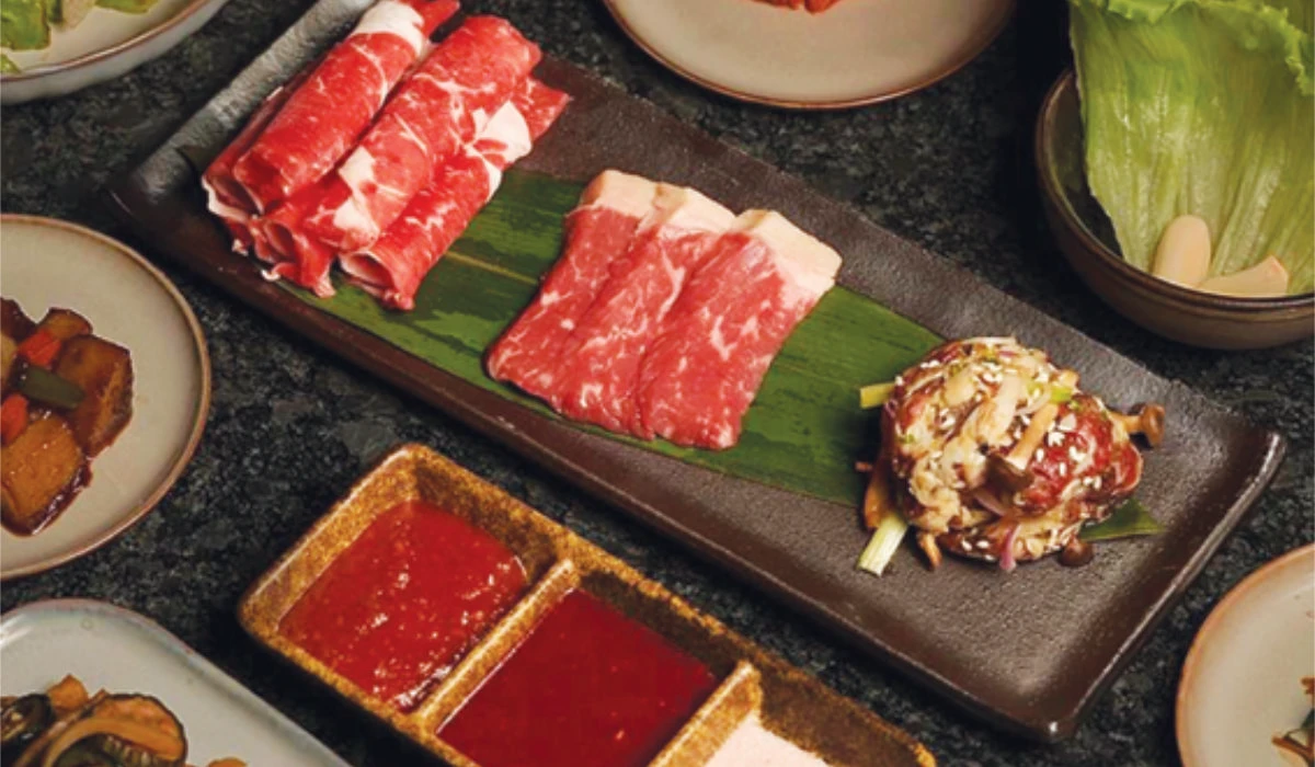 The grilling options come with a complementary set of banchan, which are Korean side dishes, one salad, and ssam, leafy vegetables used to wrap pieces of meat and other fillings. (Instagram @namu.ksa)