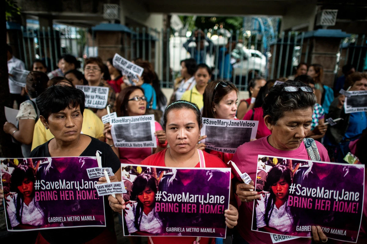 Women’s rights activists hold placards during a vigil in Manila calling to save Filipina convict Mary Jane Veloso who was sentenced to death in Indonesia. (File/AFP)