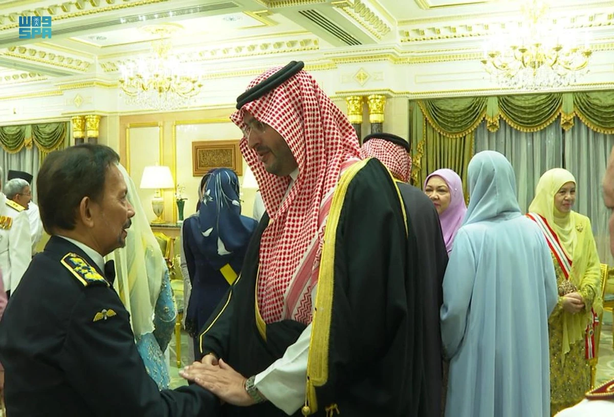 Saudi Minister of State Prince Turki bin Mohammed congratulates Brunei's Sultan Hassanal Bolkiah. (SPA)