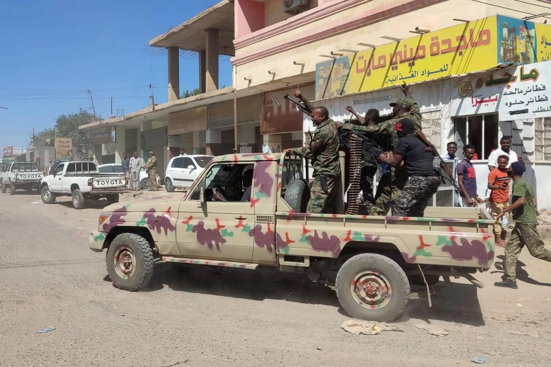 Sudanese soldiers and enroled personnel drive a pick up truck mounted with a machine gun on a street in Gedaref city, Sudan, on January 14, 2024 amid the ongoing conflict in Sudan between the army and paramilitaries. (AFP)