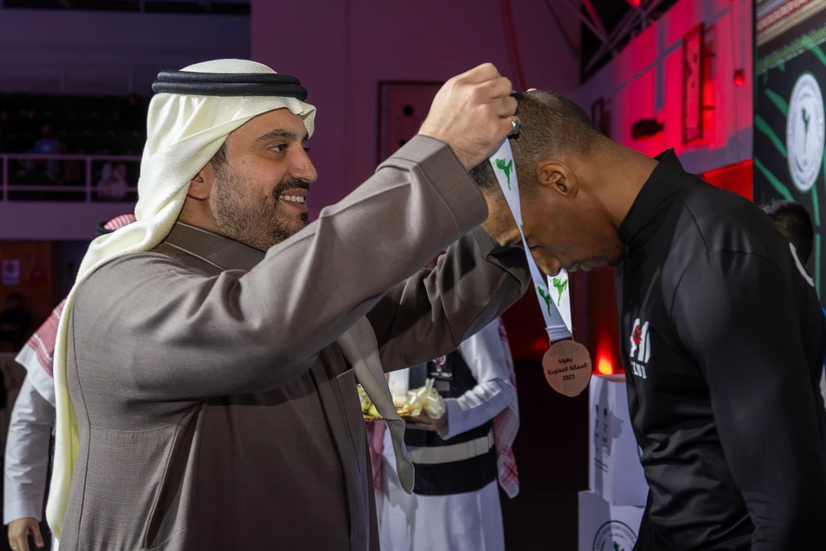 Prince Fahd bin Jalawi crowns a medalist at the Open Kingdom Championship 2023 in Riyadh. (Supplied)