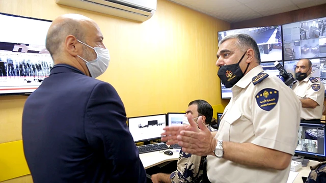 Jordan's former Prime Minister Omar Razzaz visits the Jordan Customs Department. (Petra)