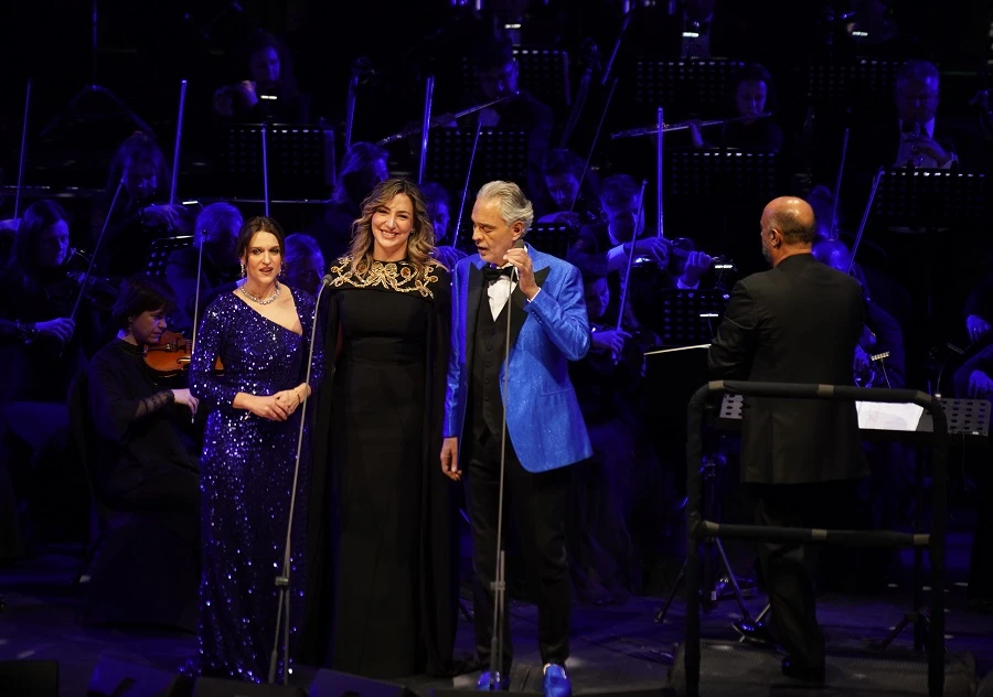 Andrea Bocelli (R), Sawsan Albahiti and Serena Gamberoni (L) on stage in AlUla on Jan. 26. (Supplied)