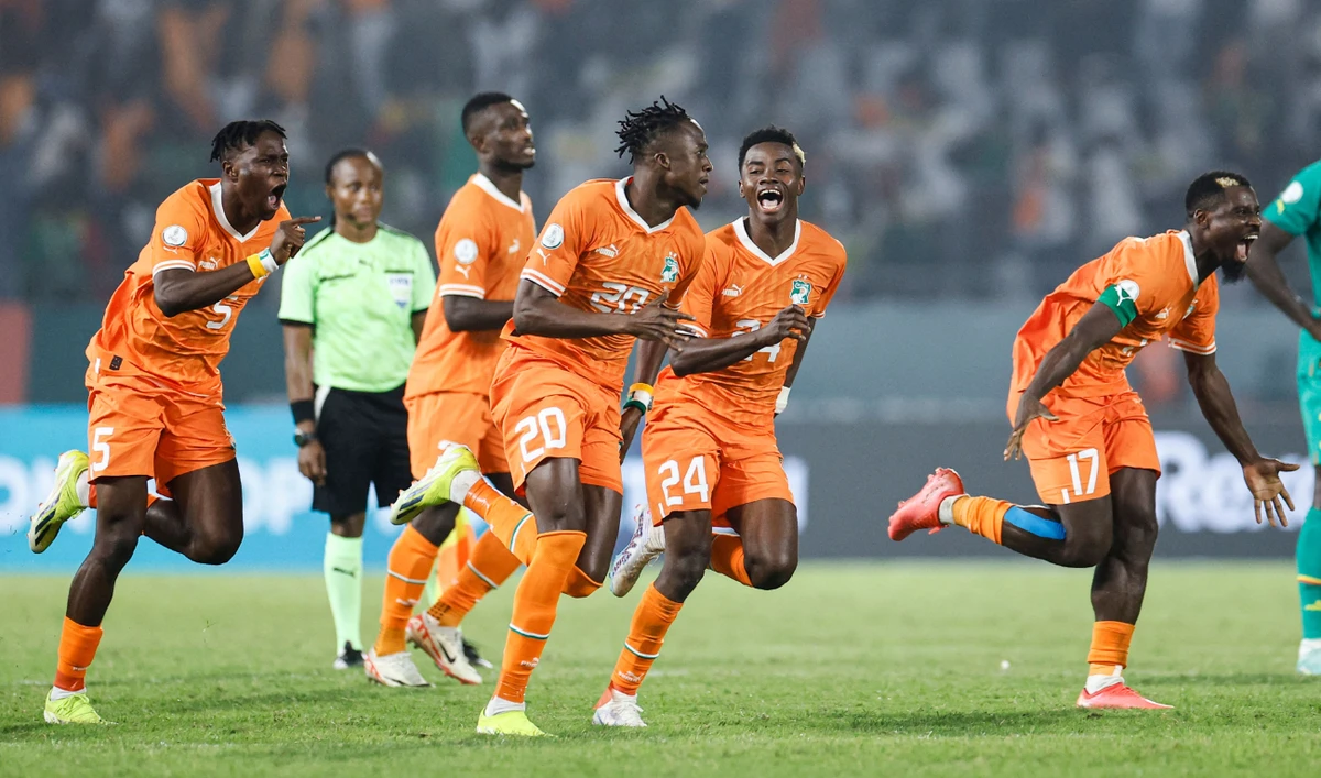 Ivory Coast's players celebrate after the victory at the end of the Africa Cup of Nations (CAN) 2024 round of 16 football match between Senegal and Ivory Coast at the Stade Charles Konan Banny in Yamoussoukro on Jan. 29, 2024. (AFP)