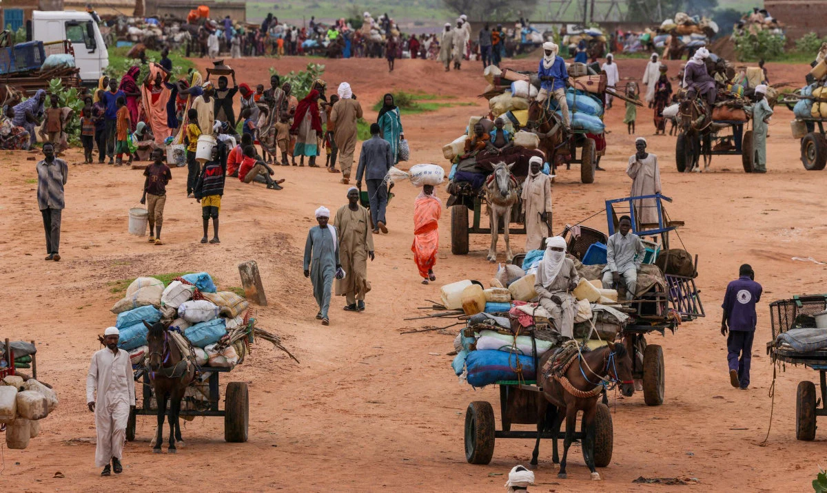 People fleeing the violence in West Darfur, cross the border into Adre, Chad. (Reuters/File)