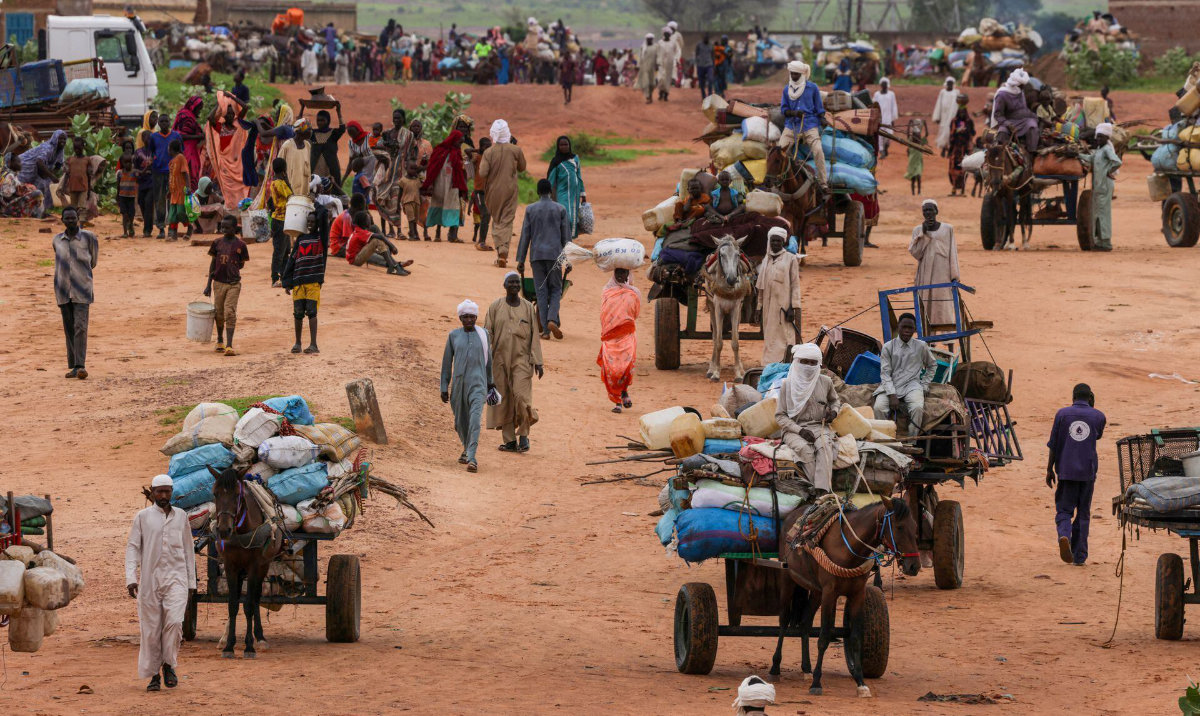 People fleeing the violence in West Darfur, cross the border into Adre, Chad. (Reuters/File)