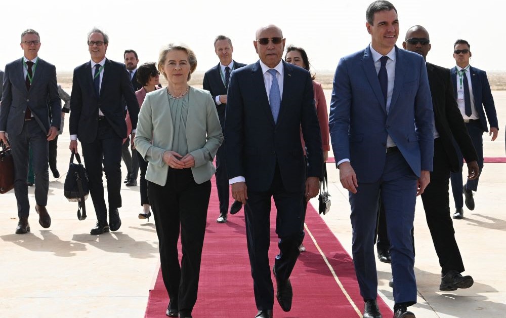 Ursula von der Leyen, Mauritanian President Mohamed Ould Ghazouani and Spanish PM Pedro Sanchez, Nouakchott, Feb. 8, 2024. (AFP)