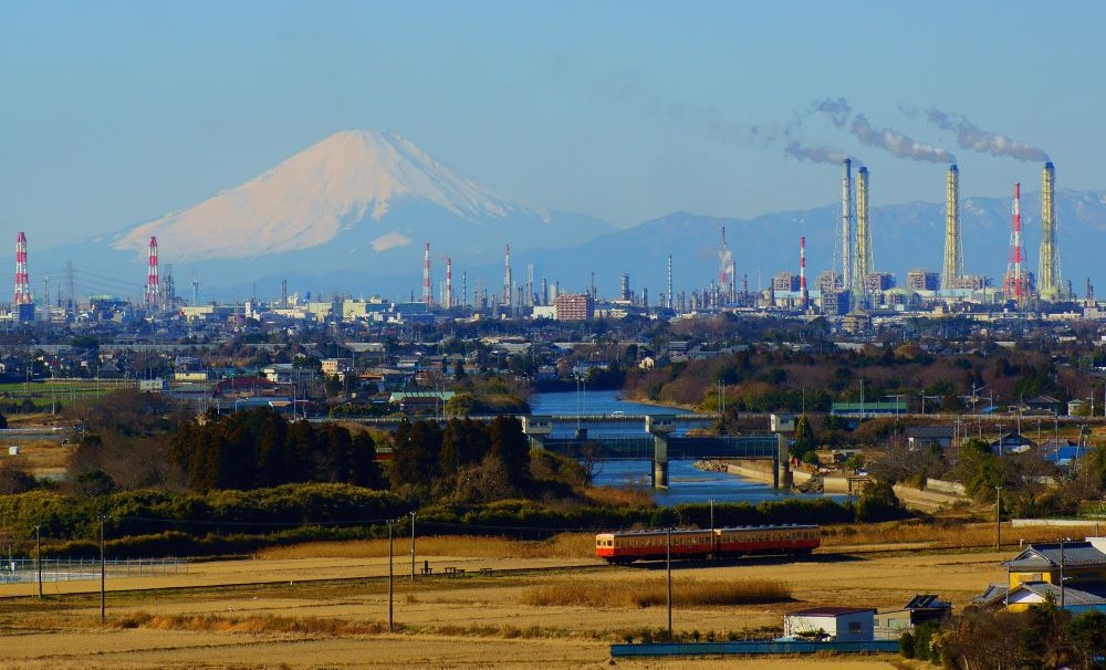 Keiyo petrochemical complex with Mount Fuji in the background. (Wikimedia Commons)