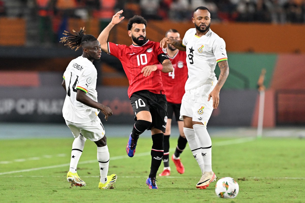 Egypt's forward #10 Mohamed Salah fights for the ball with Ghana's defender #14 Gideon Mensah and Ghana's forward #9 Jordan Ayew during the Africa Cup of Nations (CAN) 2024 group B (AFP)