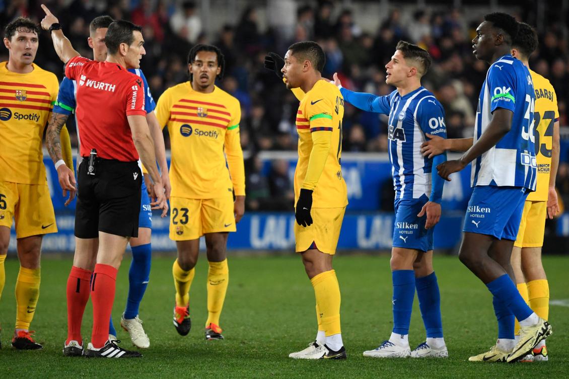 Spanish referee Martinez Munuera sends Barcelona’s Brazilian forward Vitor Roque off the pitch after being presented two yellow cards during their Spanish league match against Deportivo Alaves at the Mendizorroza stadium in Vitoria on Feb. 3, 2024. (AFP)