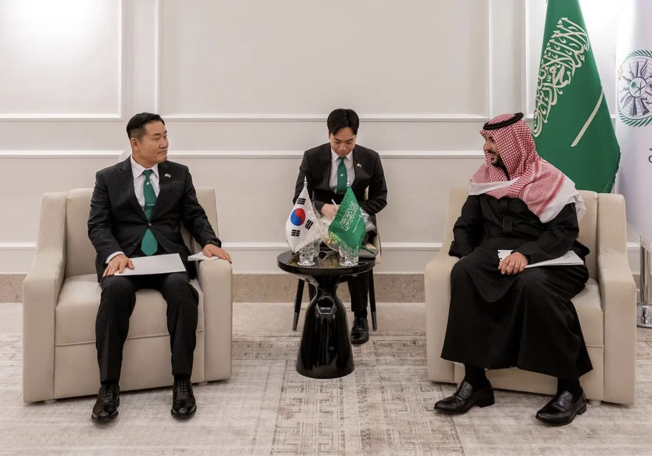 The two ministers discussed relations between Saudi Arabia and South Korea. (SPA)