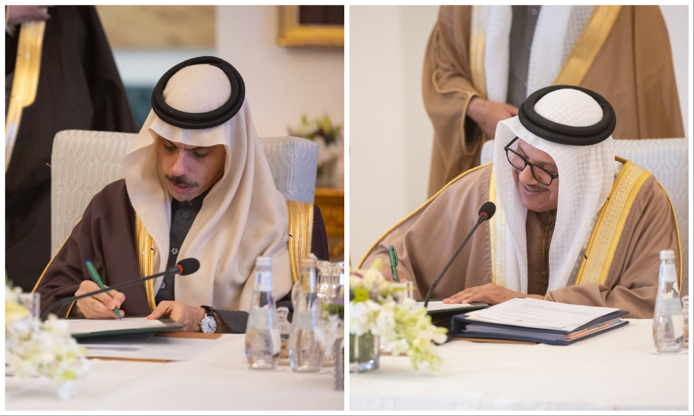 Saudi FM Prince Faisal bin Farhan and Bahraini FM Abdullatif bin Rashid Al-Zayani sign documents during a meeting in Riyadh. (Al-Ekhbariya)