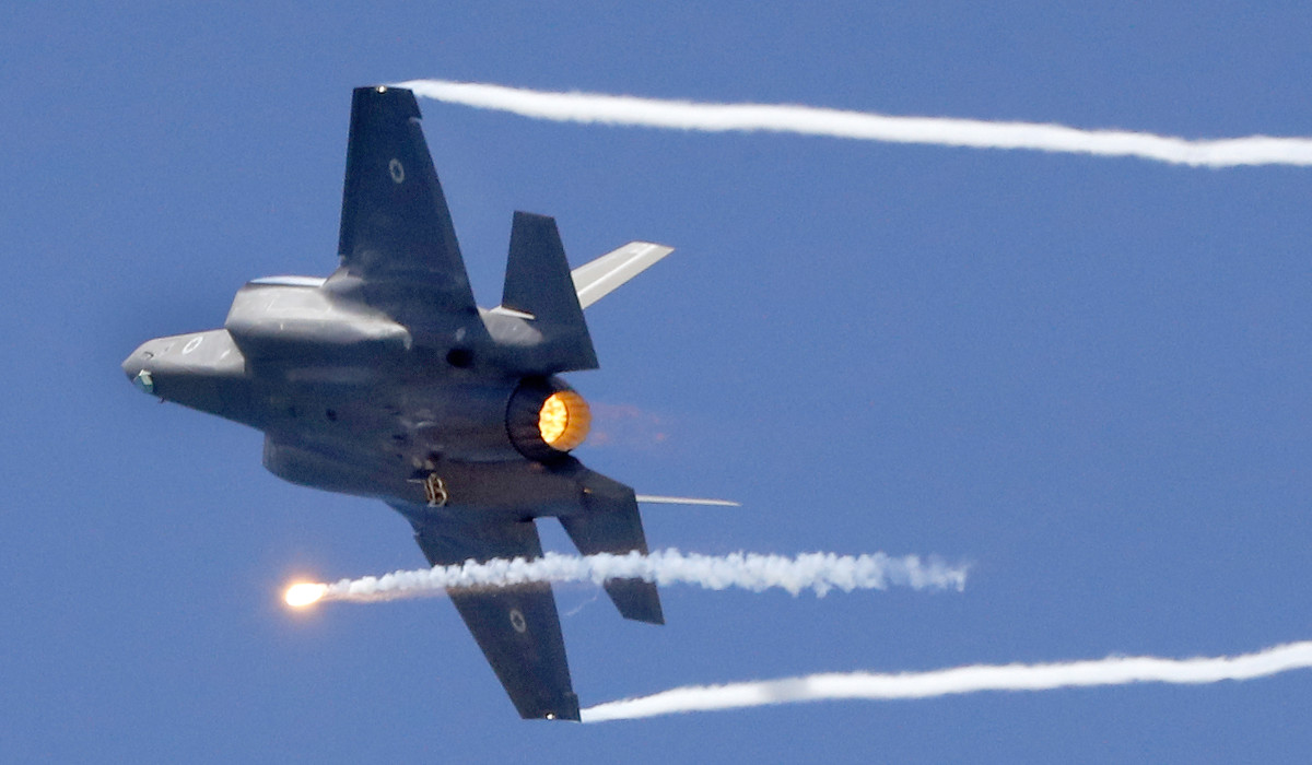 An Israeli F-35 fighter jets performs during an air show, over the beach in the Mediterranean coastal city of Tel Aviv. (AFP file photo)