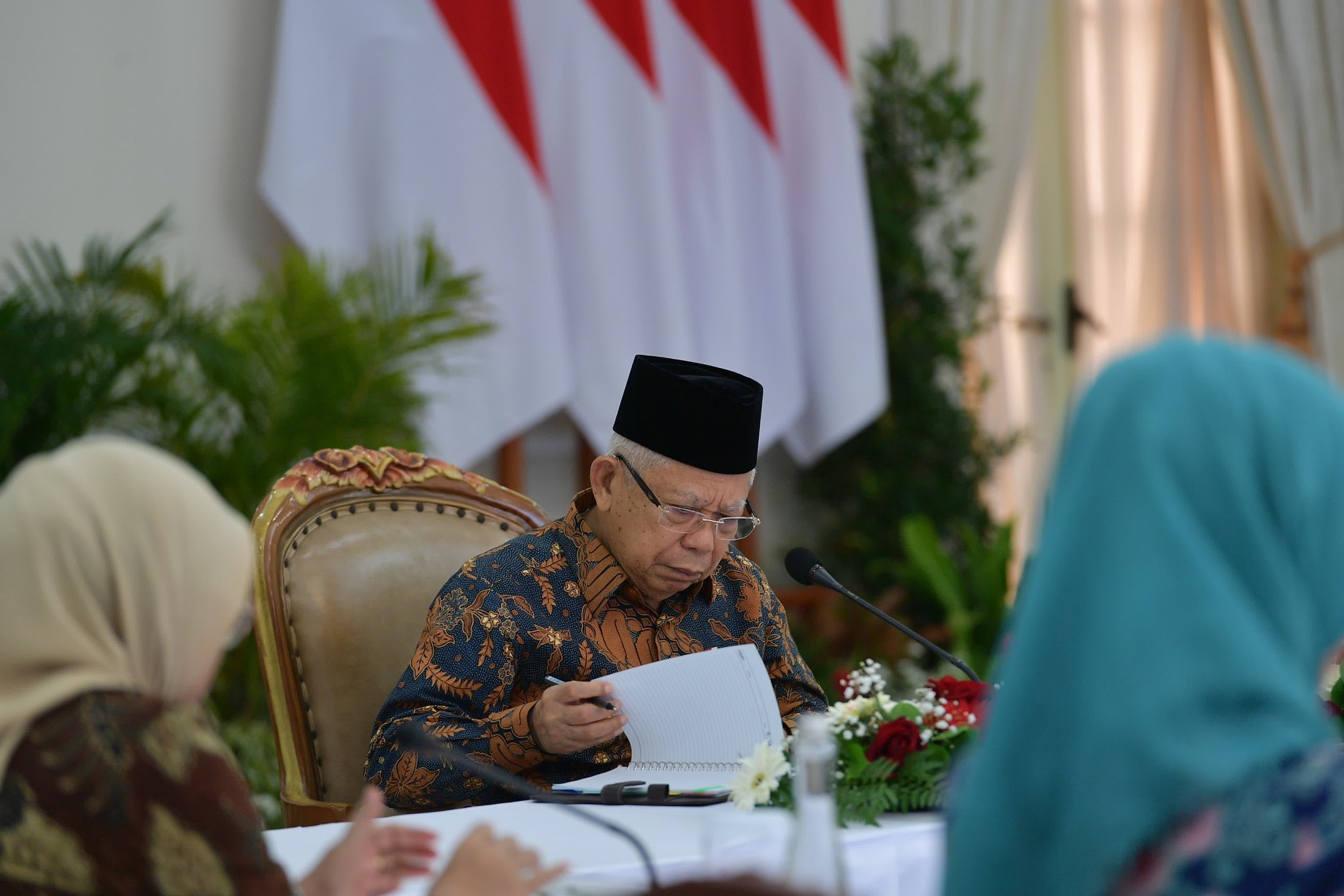 Vice President Ma’ruf Amin visited the Indonesian Consulate in Jeddah as part of his trip to the Middle East and ahead of the Indonesian elections on Feb. 14. (Supplied)