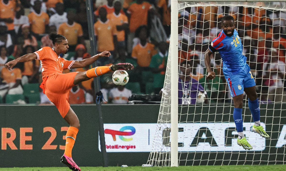 Ivory Coast's forward Sebastien Haller kicks to score his team's winning goal during the Africa Cup of Nations 2024 semifinal between Ivory Coast and Democratic Repuplic of Congo at Alassane Ouattara Olympic Stadium in Ebimpe, Abidjan on Feb. 7, 2024. (AFP)