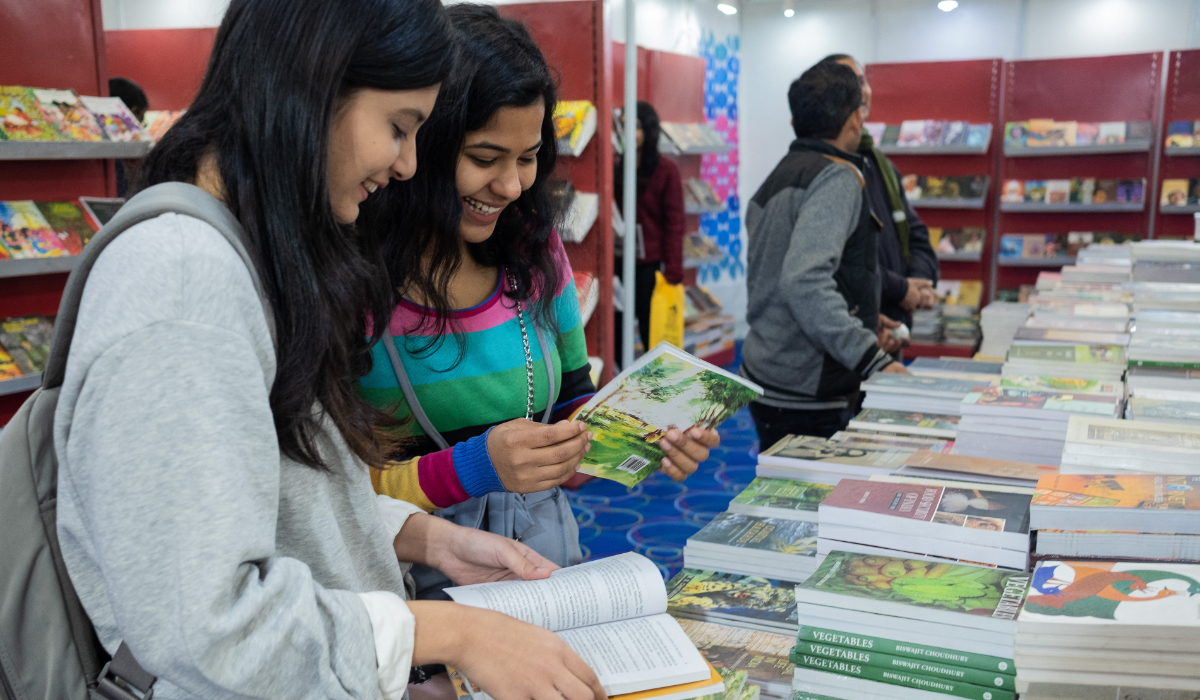 Indian visitors look at books at the New Delhi World Book Fair on Jan. 5, 2019. (AFP file phot)
