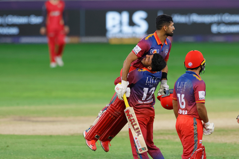 Sikandar Raza hit a last-ball six in his battling unbeaten 60 off 45 balls to lift Dubai Capitals to a thrilling five-wicket win over the Desert Vipers on Friday. (Supplied/ILT20)