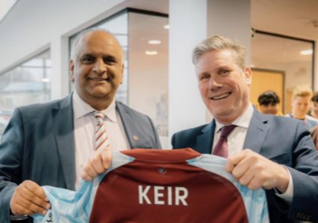 Azhar Ali with Labour leader Keir Starmer. (X/@CllrAzharAli)