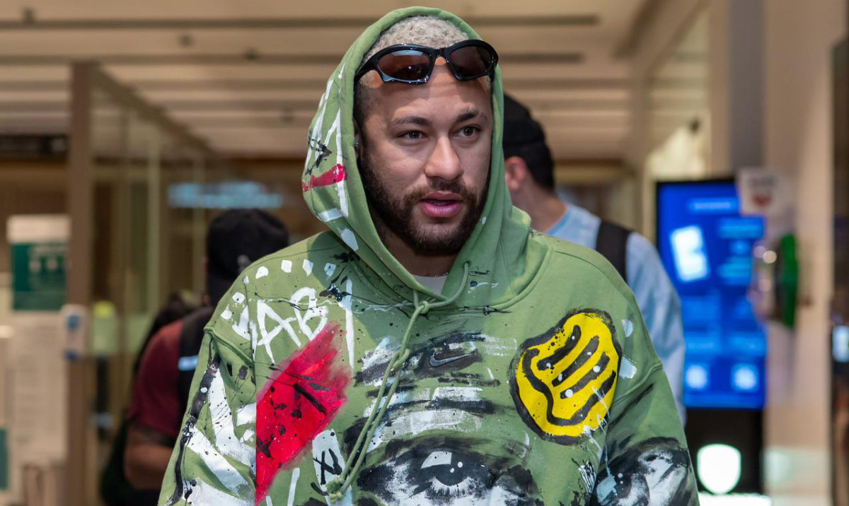 Neymar welcomed with gifts and flowers on arrival in Riyadh