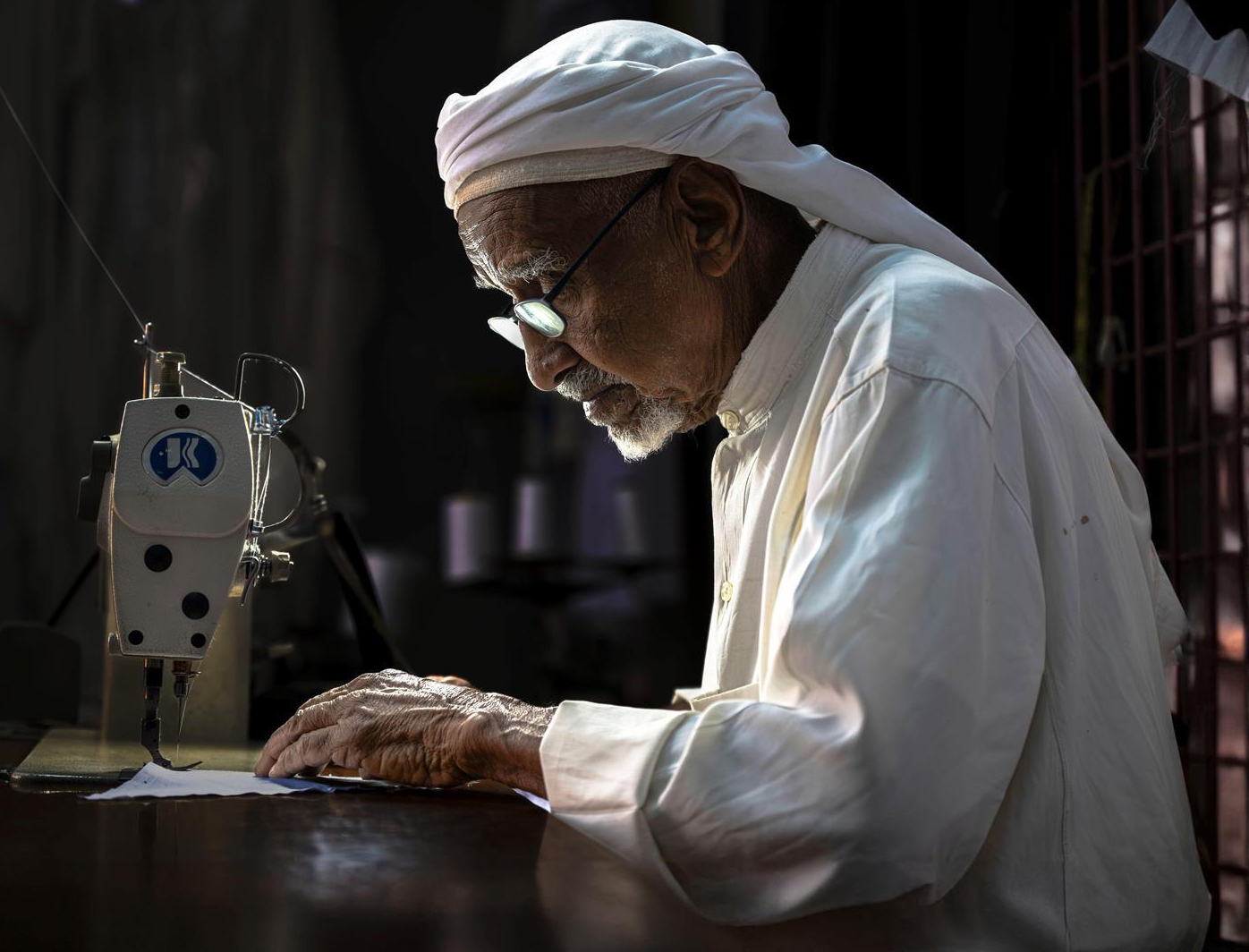 Ali bin Mohammed Al-Abdullah, known among the locals as Bin Sarwan, reigns as a master tailor. (SPA)
