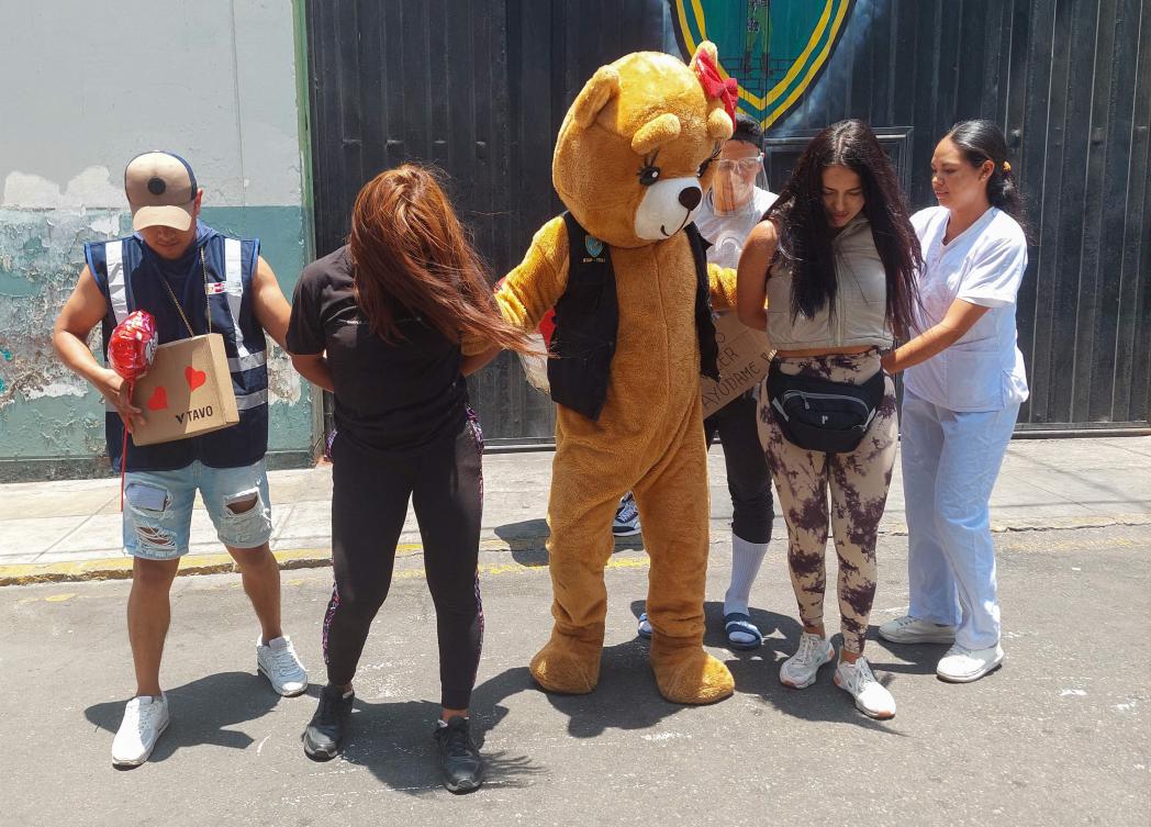 Giant teddy bear nabs Peru drug dealers in Valentine raid