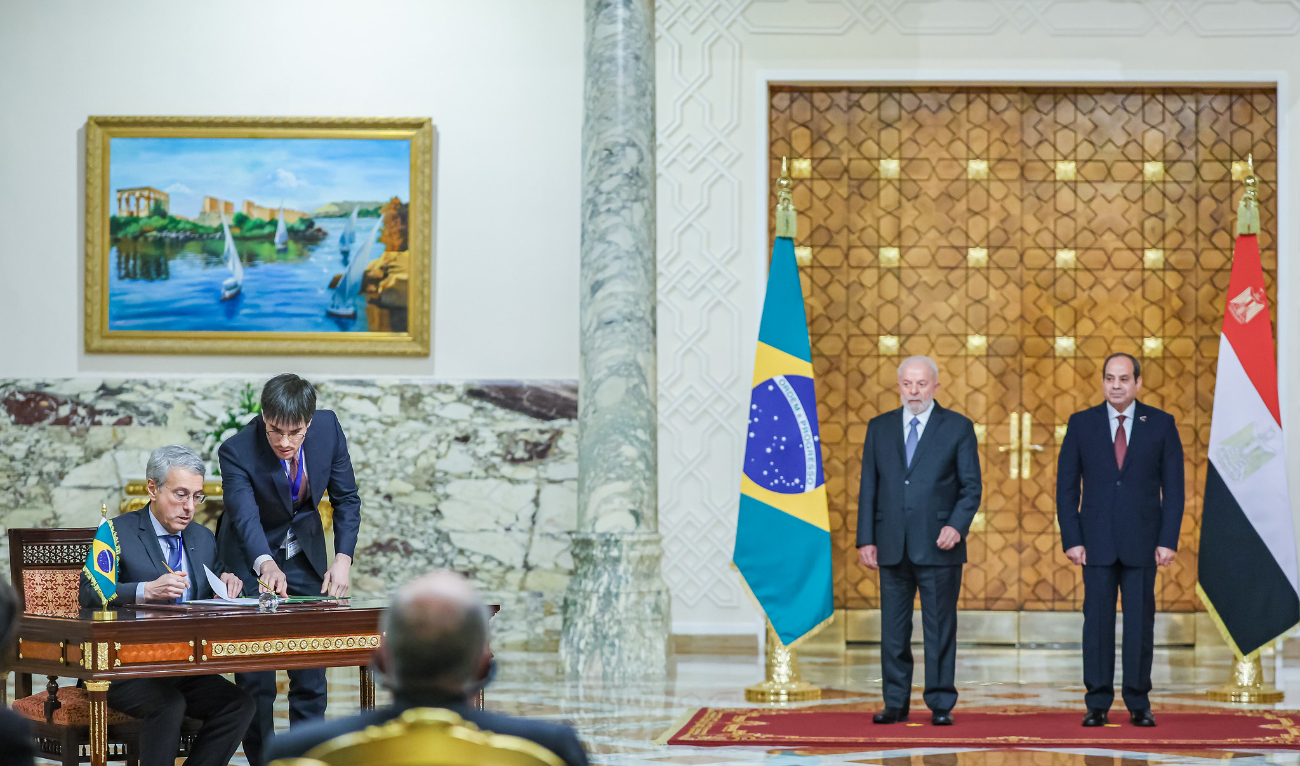 Brazilian Ambassador to Egypt Paulino de Carvalho Neto signs an agreement on meat exports in the presence of both countries’ presidents. (Ricardo Stuckert/Brazil’s presidential office)