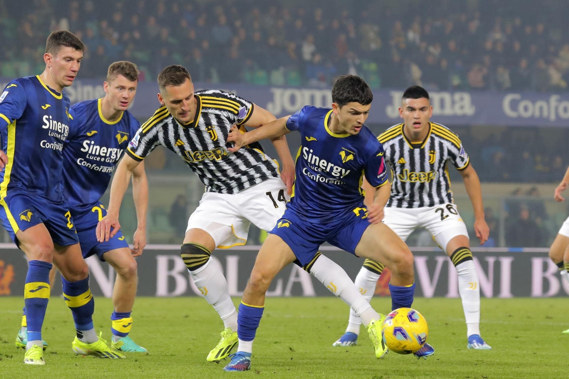 Juventus’ Arkadiusz Milik, center left, and Verona’s Reda Belahyane, center right, battle for the ball during their Serie A soccer match at the Marcantonio Bentegodi Stadium in Verona, on Feb. 17, 2024. (AP)