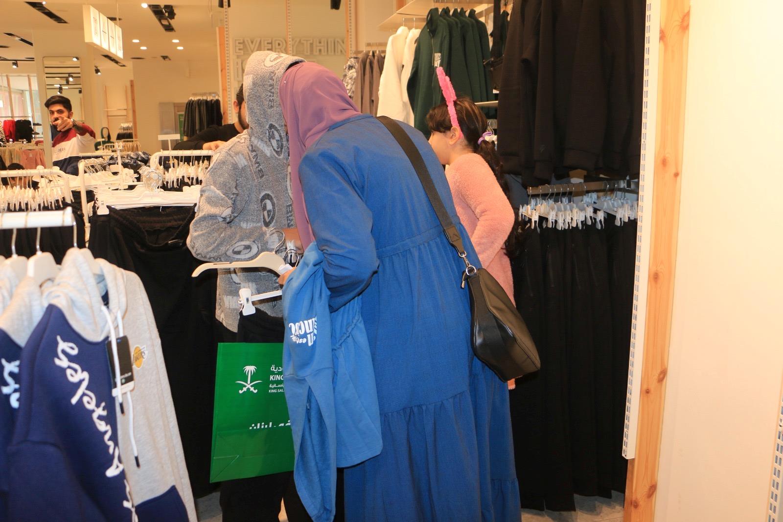 KSrelief distributes 2,089 shopping vouchers to families affected by earthquake in Syria. (SPA)