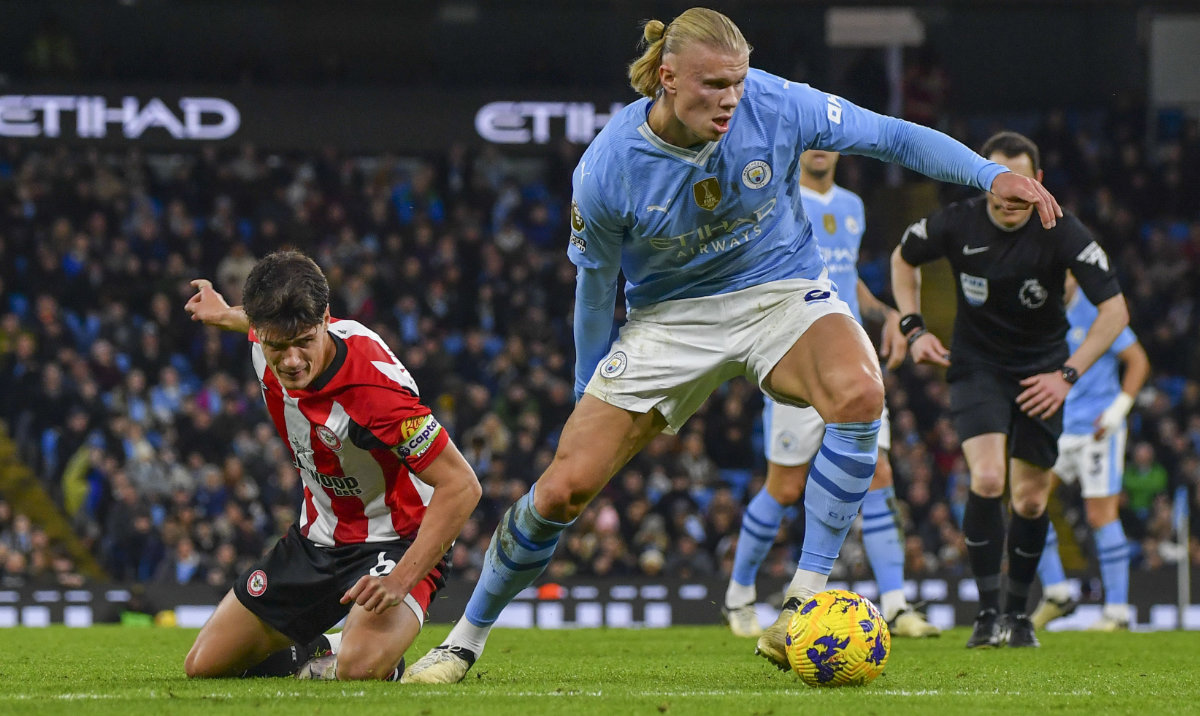 Manchester City's Erling Haaland, right, duels for the ball with Brentford's Christian Norgaard during the English Premier League soccer match between Manchester City and Brentford at the Etihad stadium in Manchester, England, Tuesday, Feb. 20, 2024. (AP)