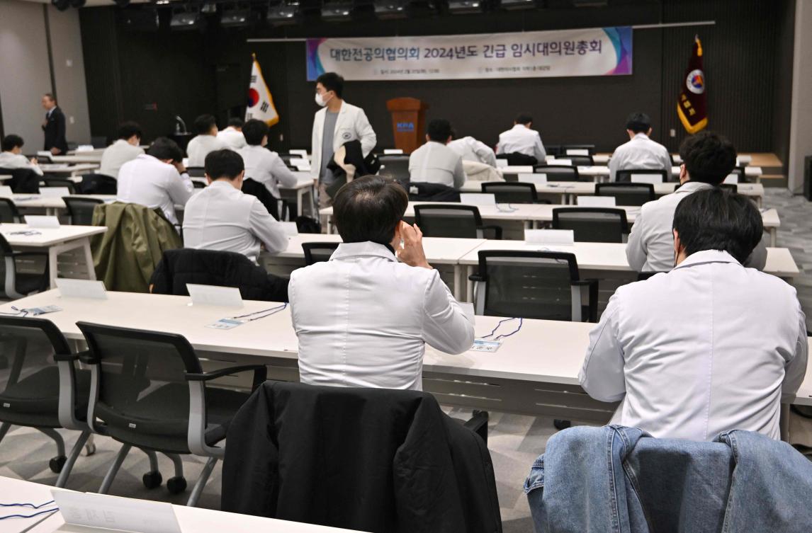 South Korea’s general hospitals rely heavily on trainee doctors for emergency operations and surgeries. Above, trainees attend an emergency meeting on Feb. 20, 2024. (AFP)