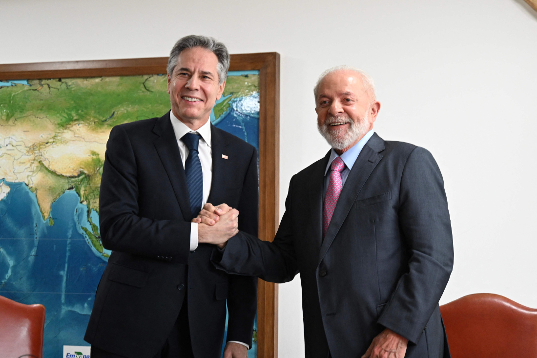 US Secretary of State Antony Blinken (L) and Brazil's President Luiz Inacio Lula da Silva pose for pictures before a meeting at Planalto Palace in Brasilia. (AFP)