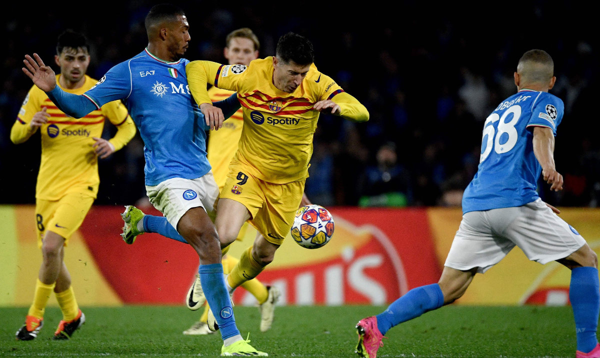 Barcelona's Polish forward #09 Robert Lewandowski (C) vies with Napoli's Brazilian defender #05 Juan Jesus (L) during the UEFA Champions League round of 16 first Leg football match between Napoli and Barcelona at the Diego-Armando-Maradona stadium in Naples on February 21, 2024. (AFP)