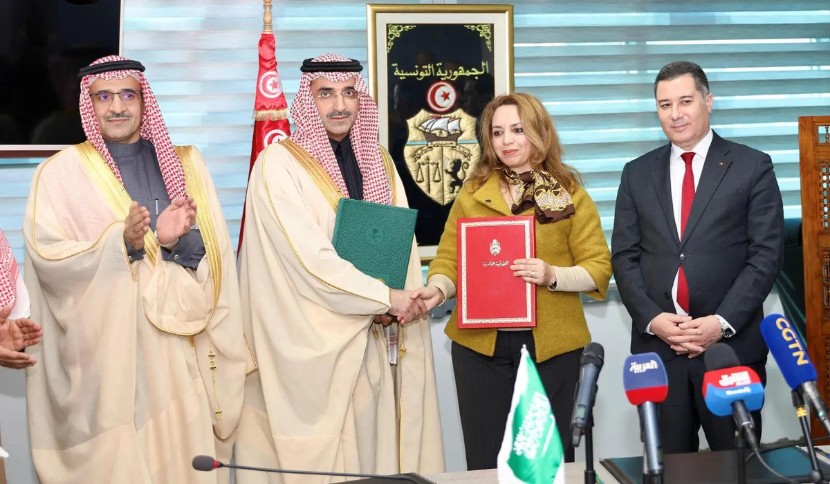 Saudi Ambassador to Tunisia Abdulaziz bin Ali Al-Saqr, Tunisian Minister of Transport Rabie El-Majidi and officials from both sides attended the signing ceremony. (SPA)