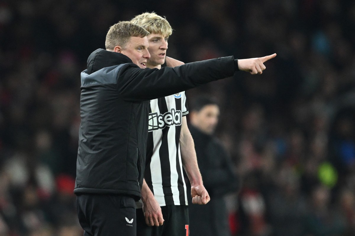 Newcastle United's English head coach Eddie Howe (L) speaks with Newcastle United's English midfielder #10 Anthony Gordon (R) during the English Premier League football match between Arsenal and Newcastle United at the Emirates Stadium in London on February 24, 2024. (AFP)