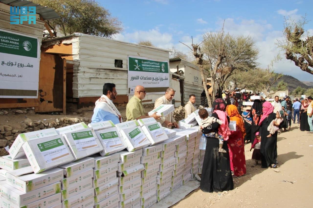 KSrelief distributed 6,000 cartons of dates to families in need in Shabwa Governorat. (SPA)