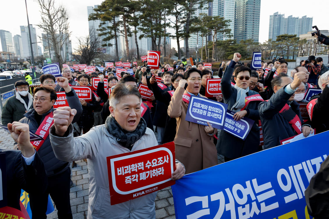 The South Korean government has set a Thursday ultimatum for doctors to return to work, saying that legal action will be taken against those who refuse. (Reuters)