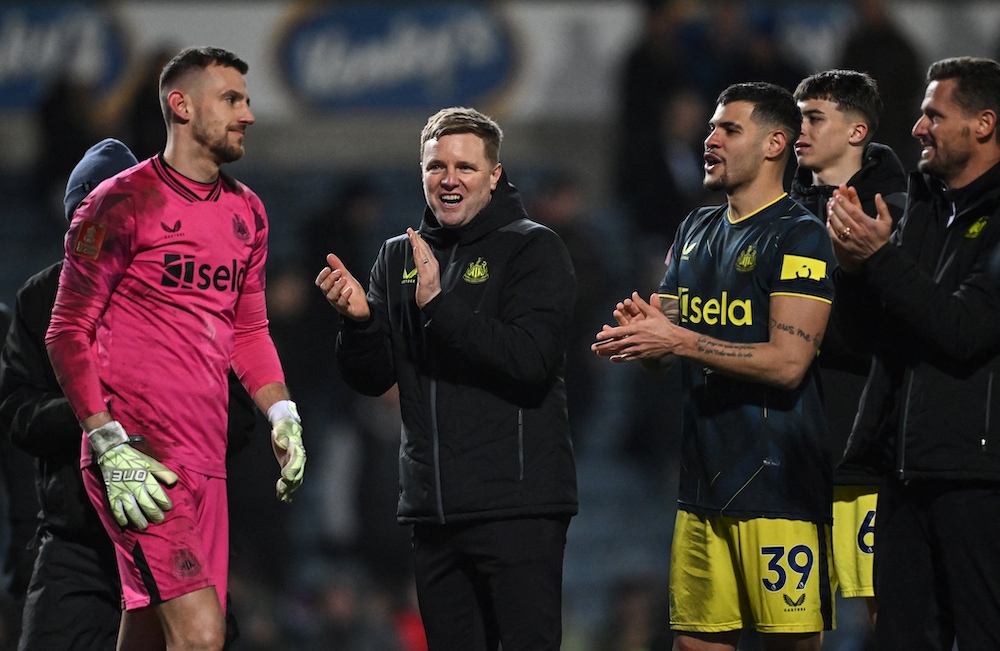 Coach Eddie Howe, center, and Newcastle United players applaud goalkeeper Martin Dubravka after his goal-saving stops against Blackburn Rovers at FA Cup on Feb. 27, 2024. (AFP)